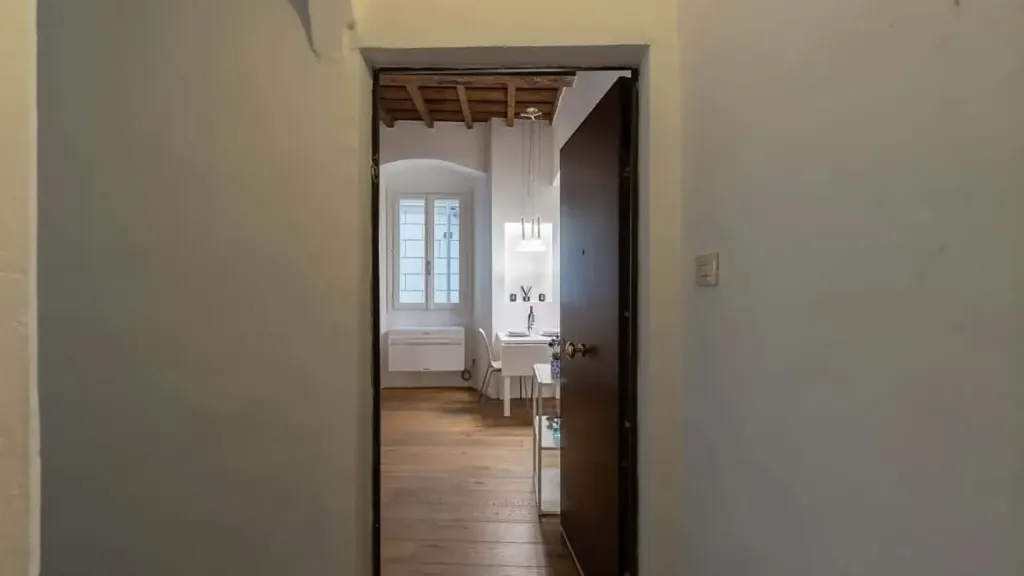 Entrée - Modernised Studio in Central Florence