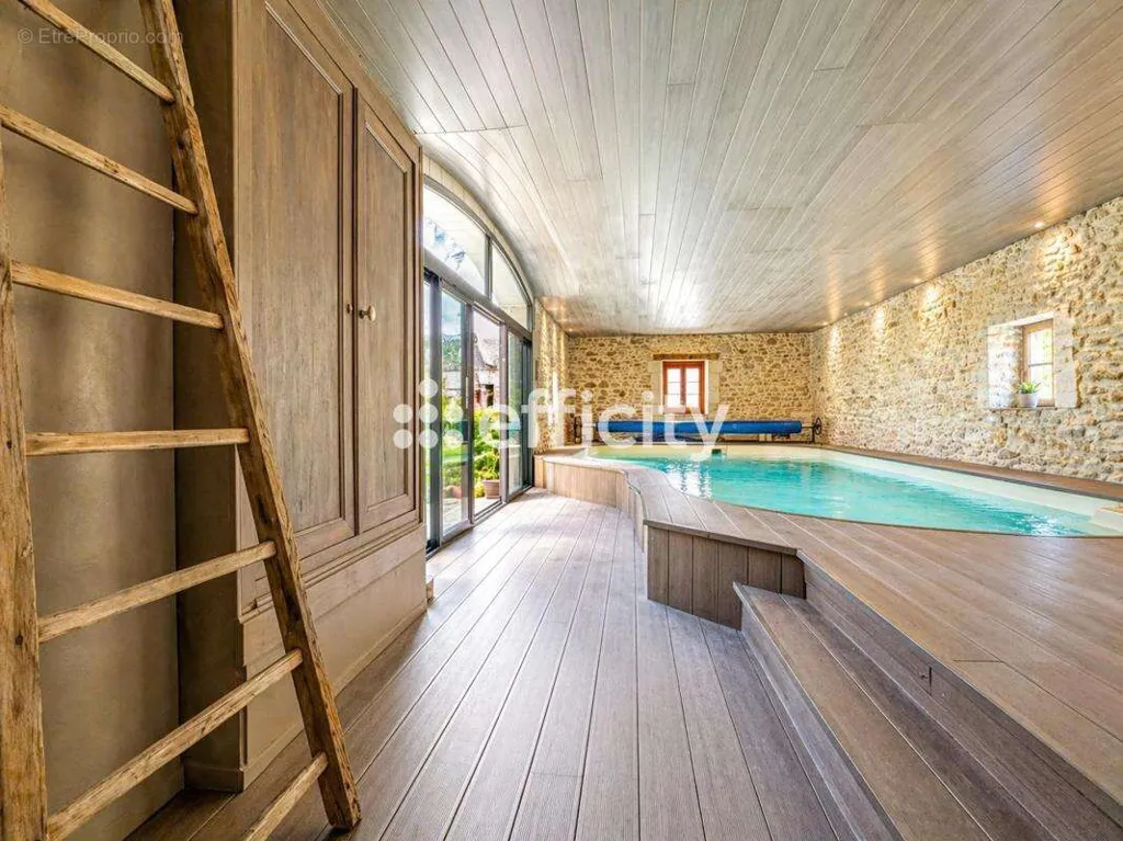 Piscine - Corps de Ferme avec Piscine Intérieure à Tauxigny
