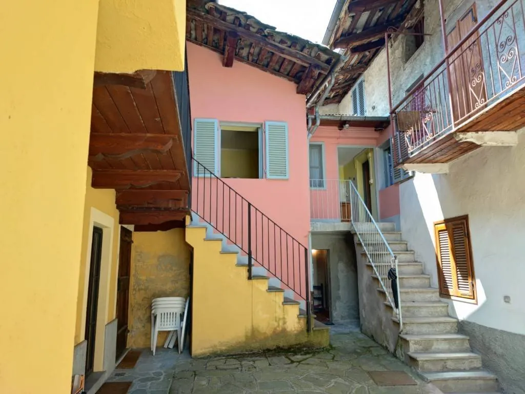 Aed - Town Centre Apartment with Balcony in Frassino