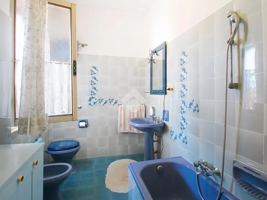 Salles de bain - Spacious 4-Bedroom Apartment with Garage in Pisa