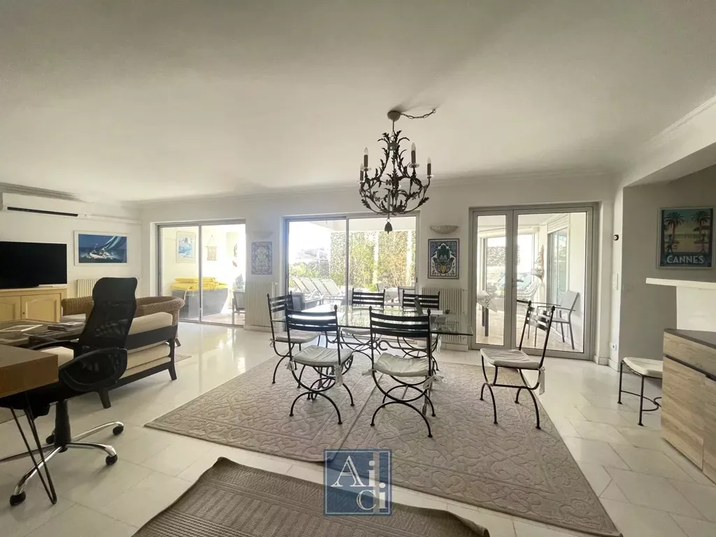 Söögituba - Spacious 6-Piece Apartment in Cannes