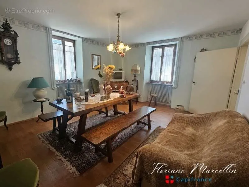 Salle à manger - Maison avec Deux Appartements Indépendants à Vougy
