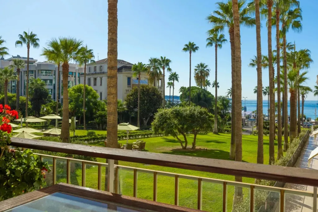 Terrass - 2-Bedroom Apartment with Sea View in Cannes Croisette