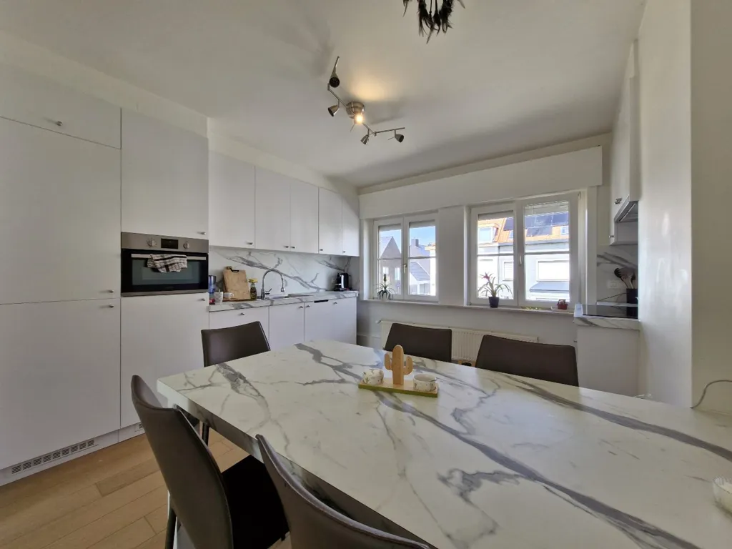 Salle à manger - Duplex Spacieux avec Deux Chambres en Centre-Ville