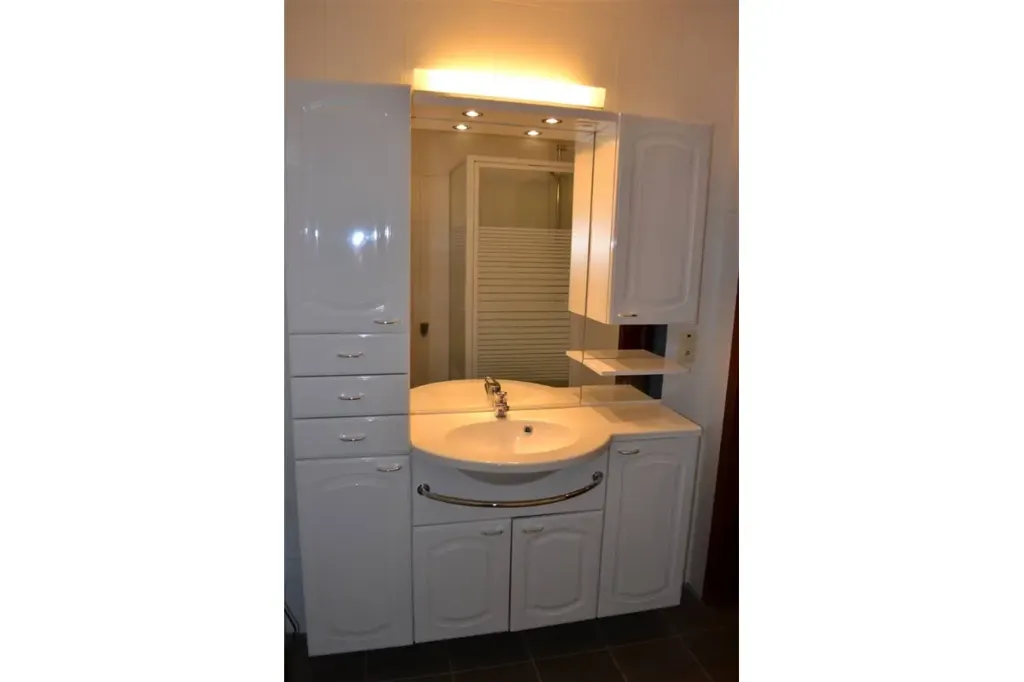 Salles de bain - Bungalow avec Jardin ensoleillé à Relegem