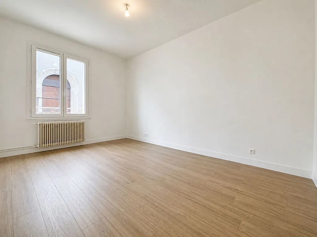 Pièces - Appartement Rénové avec Balcon à Orléans