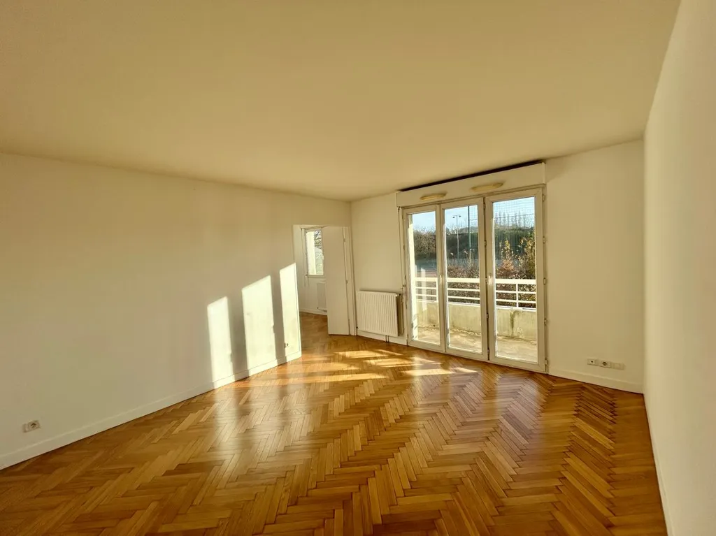 Stanze - Bright 3-Bed Apartment with Balcony in Palaiseau