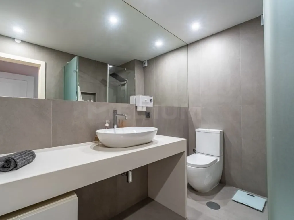 Bathrooms - Luxury Flat with South/North Orientation in Porto