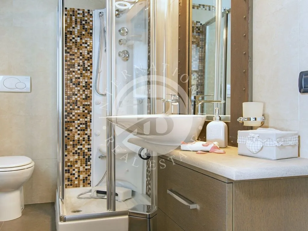 Bathrooms - Luxury Apartment with Pool in Lucca, Tuscany
