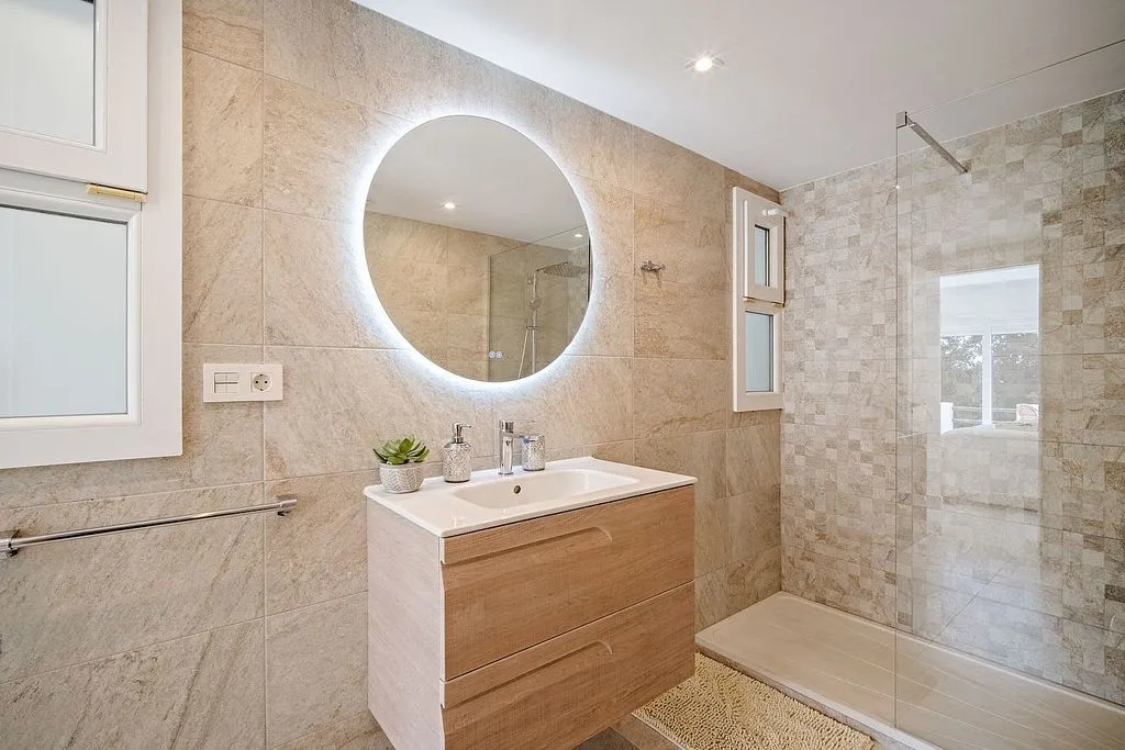 Bathrooms - Semi-Detached House with Pool in Algarrobo