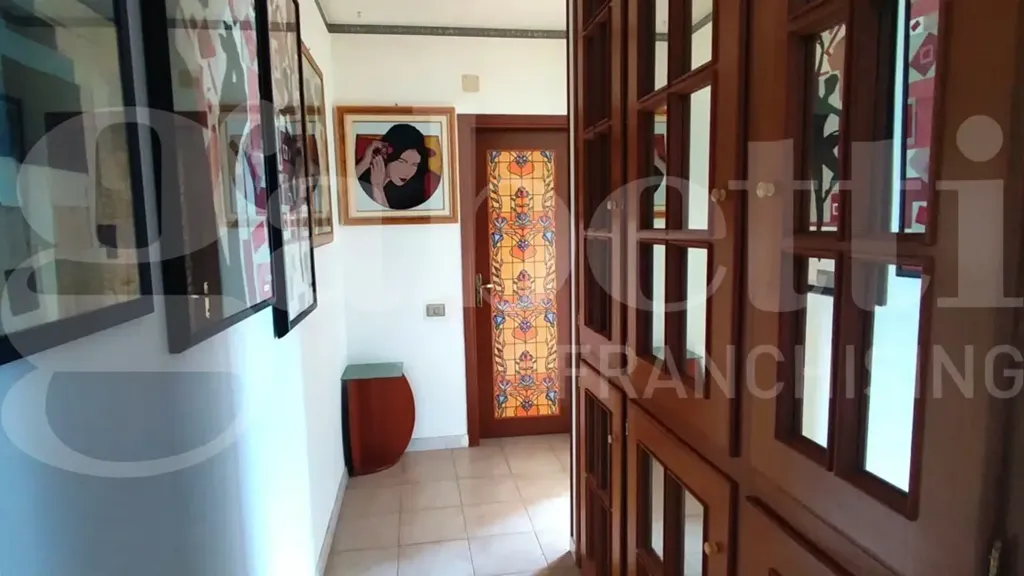 Entrée - Trilocale with Private Access in Catanzaro