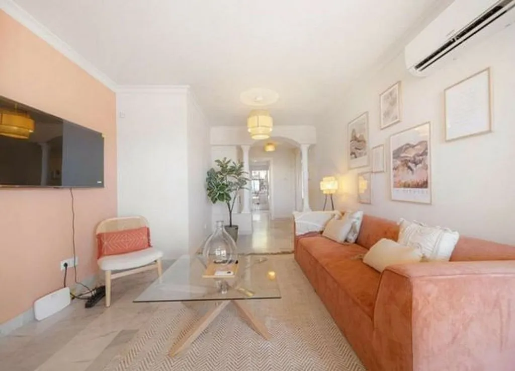 Séjour - Apartment with Pool in Nueva Andalucía Centre