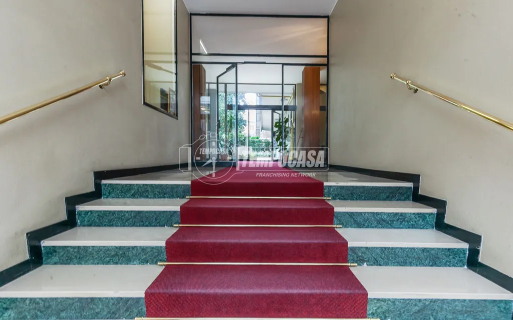 Entrée - Trilocale with Balcony in Milan's Isola
