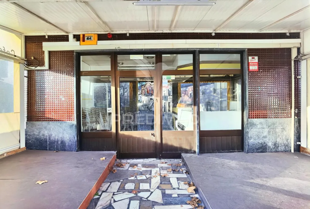 Entrée - Café with Terrace in Pernes