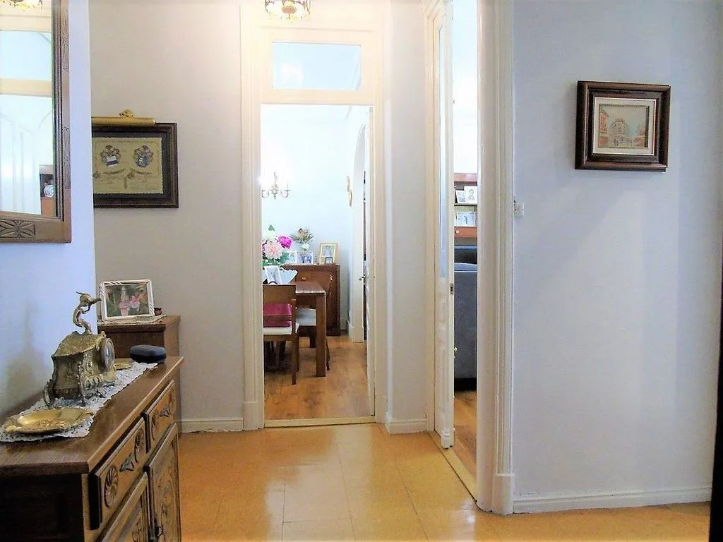 Entrée - Historic Apartment with Balcony in City Centre