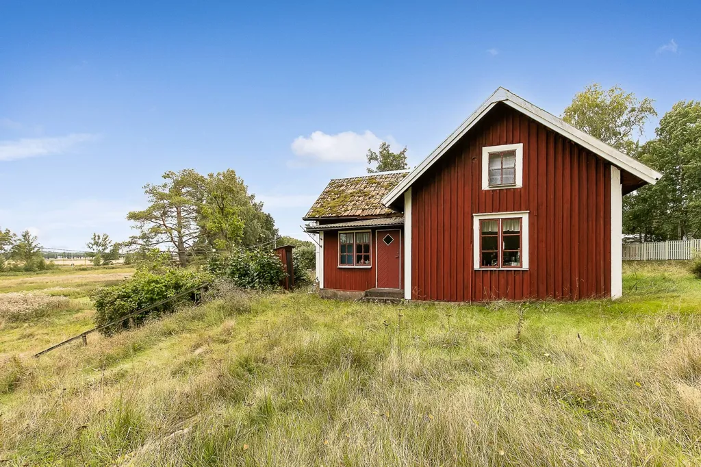 Exterior - Renovation-Ready Plot with Lake Access near Örebro