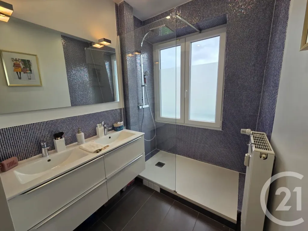 Bathrooms - 3-Bed Apartment with Parking in Compiègne
