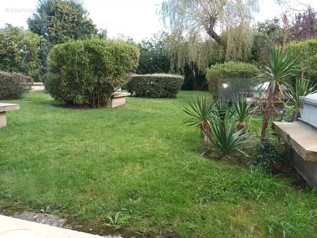 Aed - Bright 2-Bed Flat with Garden View in Montceau-Les-Mines
