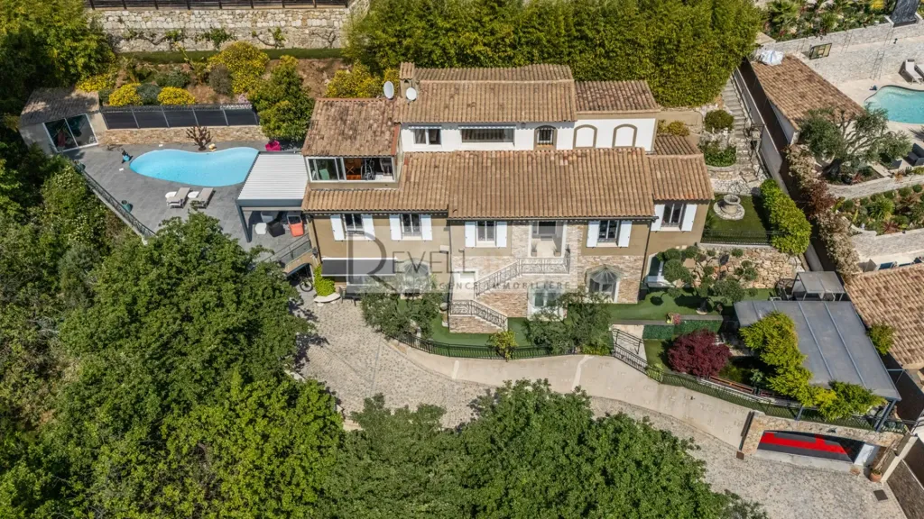 Vue aérienne - Maison de Maître avec Piscine et Vue Panoramique à Antibes