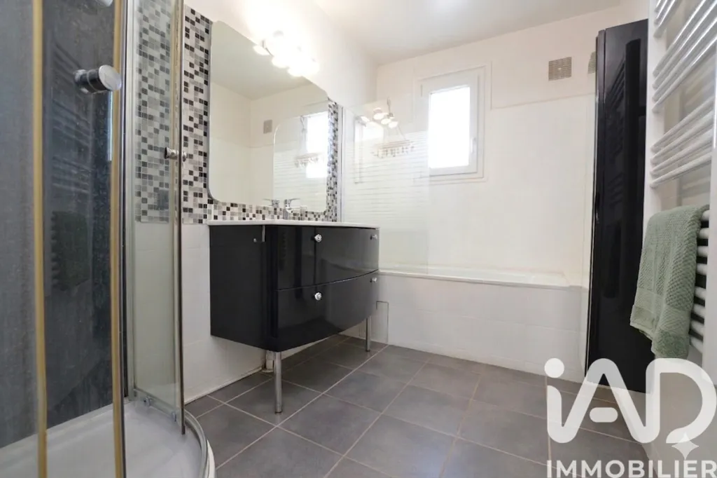Bathrooms - Villa with Pool and Garden in Quarante