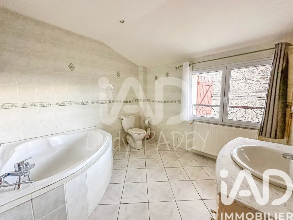 Salles de bain - Maison Rénovée avec Jardin à Faremoutiers