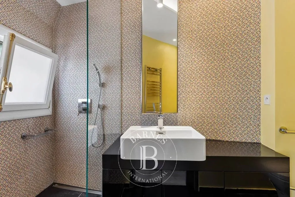 Bathrooms - Luxury Duplex with East-West View in Paris 7th