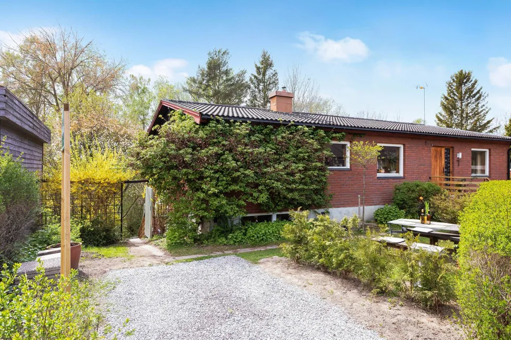 9-toaline maja asukohas Upplands-Bro kommun