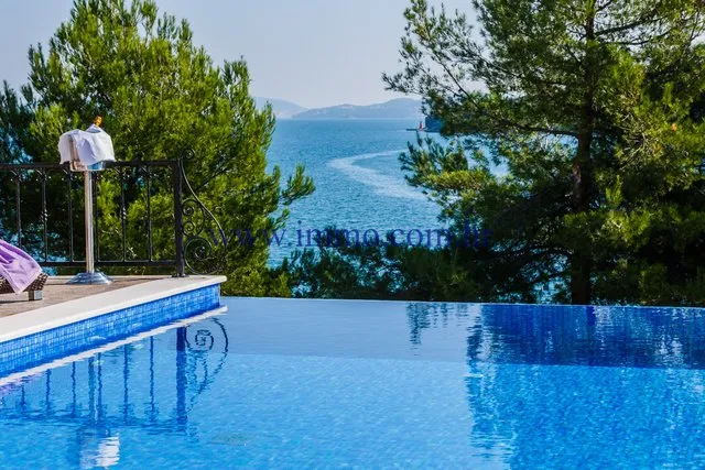 Bassein - Villa with Pool near Trogir Beach