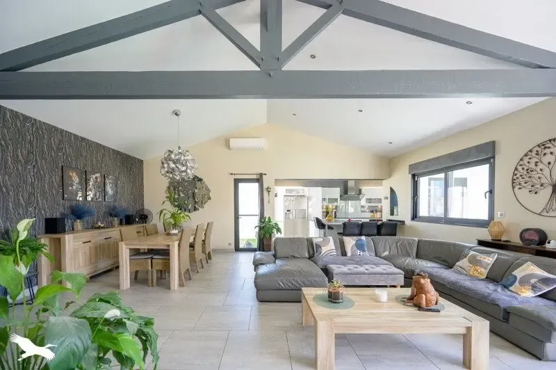 Elutuba - Contemporary Bungalow with Pool in Suburb
