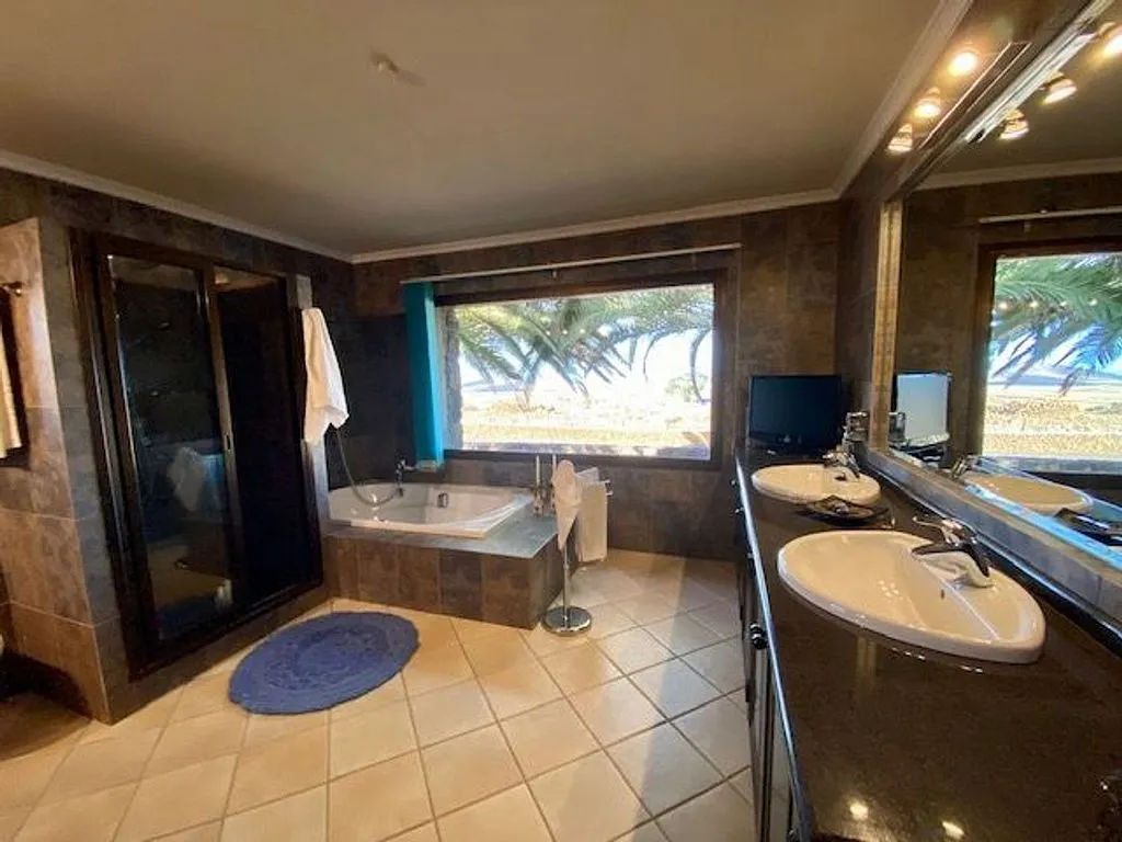 Bathrooms - Chalet with Garden and Terrace in Los Risquetes