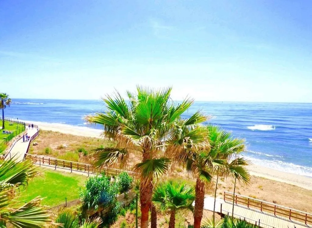 First-Line Beach Apartment with Pool in Ur Algaida