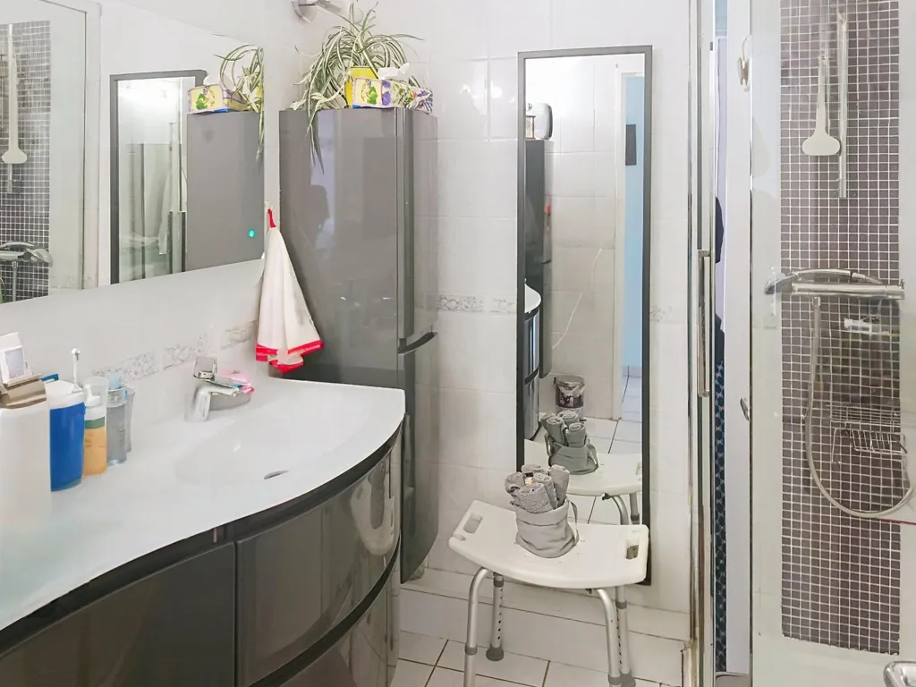 Vannitoad - 5-Piece Flat with Sea View in Nice
