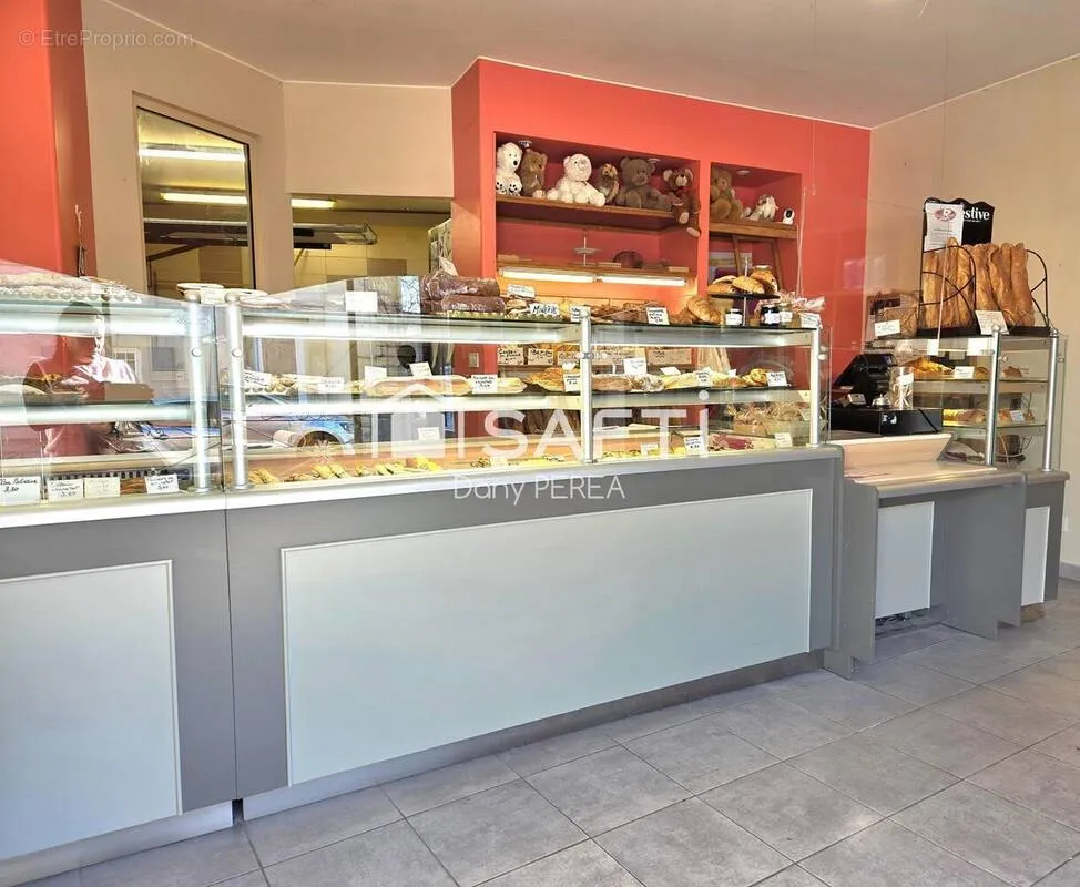 Commercial property in Saint-Laurent-D'aigouze