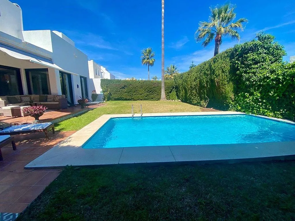 Bassein - Chalet with Pool and Terrace in Casco Antiguo