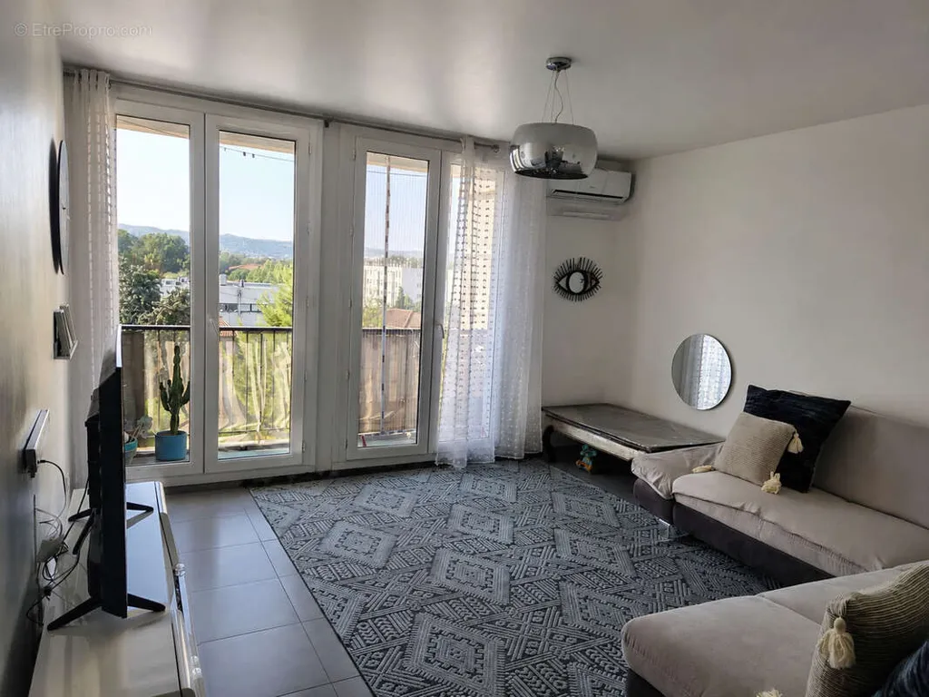 Elutuba - T3 with Balcony and Loggia in Marignane