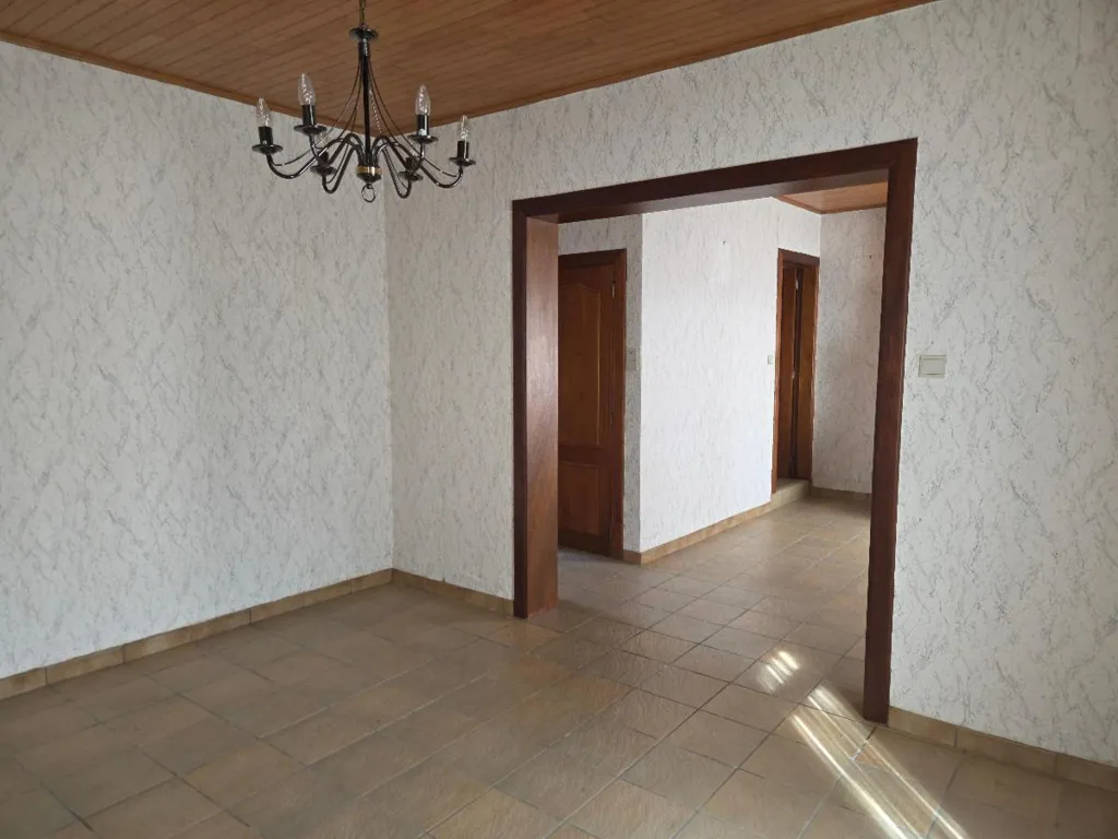 Pièces - Maison de 3 Façades avec Jardin et Garages à Visiter