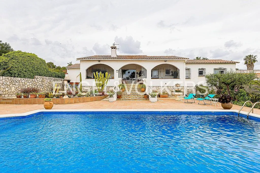 Bassein - Single-Storey Chalet with Pool in El Parc de Cubelles