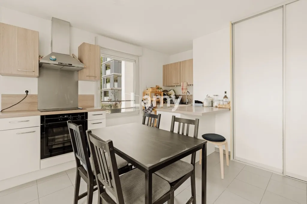Köök - Bright 3-Bed Flat with Balcony in Recent Building