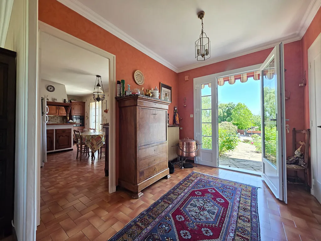 Esik - House with Pool and Tennis Court in Savouges