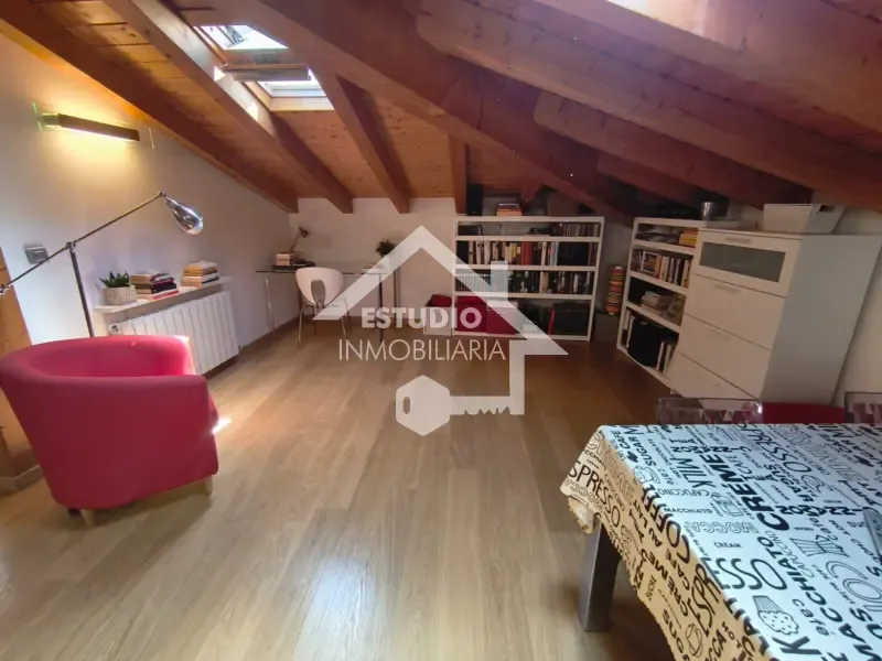 Rooms - Modern Loft with Wood Beams in Logroño