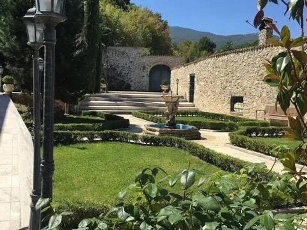 Aed - Luxury Villa with Pool in Lecce nei Marsi