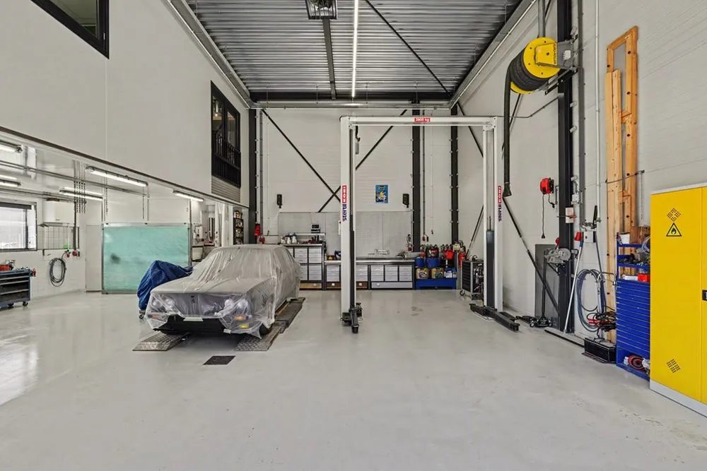 Garaaž - Commercial Unit with Secure Outdoor Space in Strijen