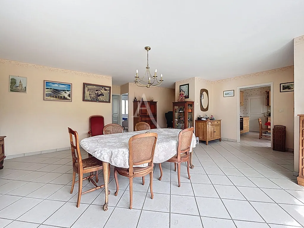 Salle à manger - Maison Moderne de Plain-Pied avec Jardin à Angers