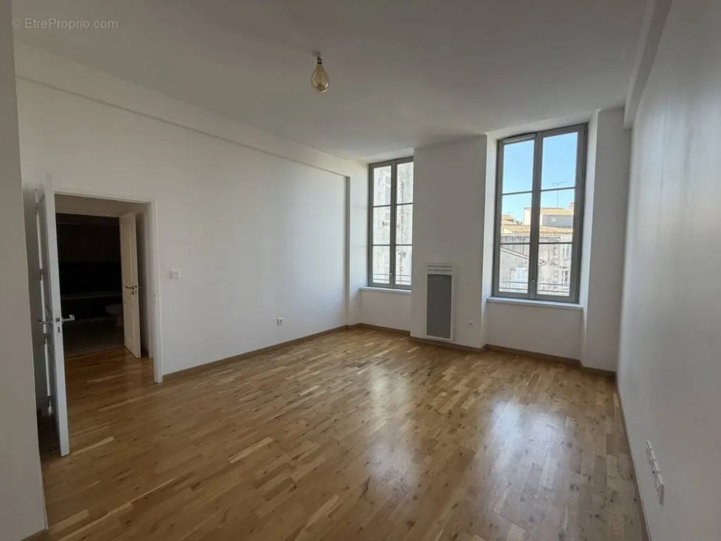 Toad - Type 3 Flat in Historic Centre, La Rochelle