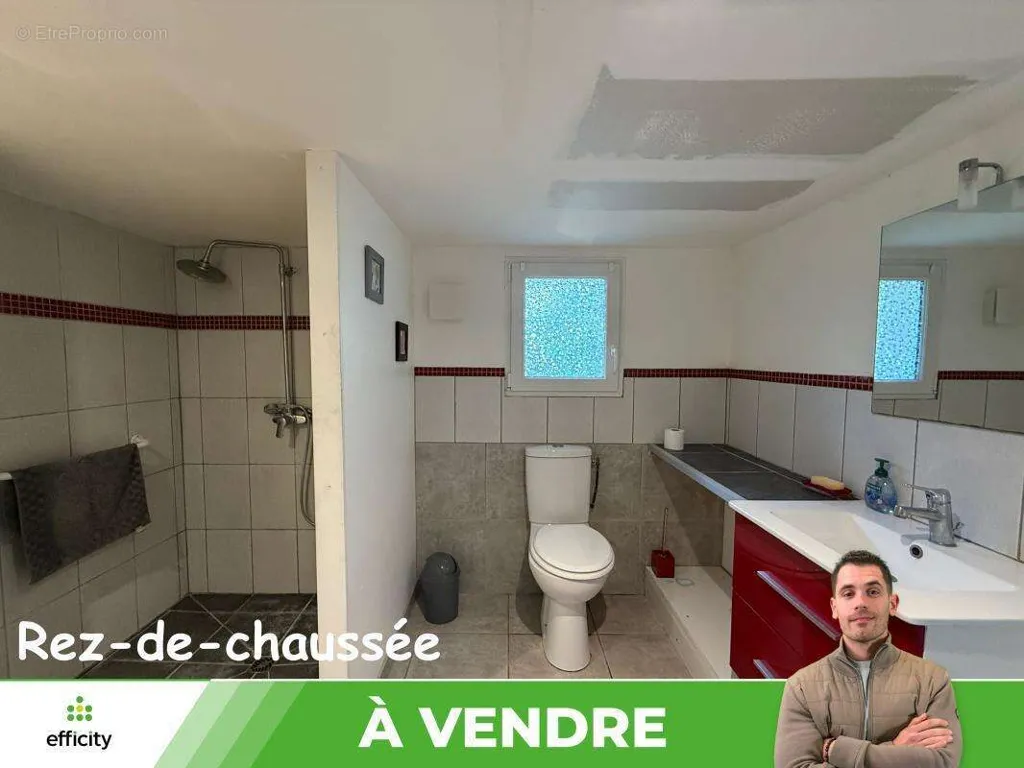 Salles de bain - Maison avec Balcon et Jardin dans un Secteur Calme à Lhommaizé