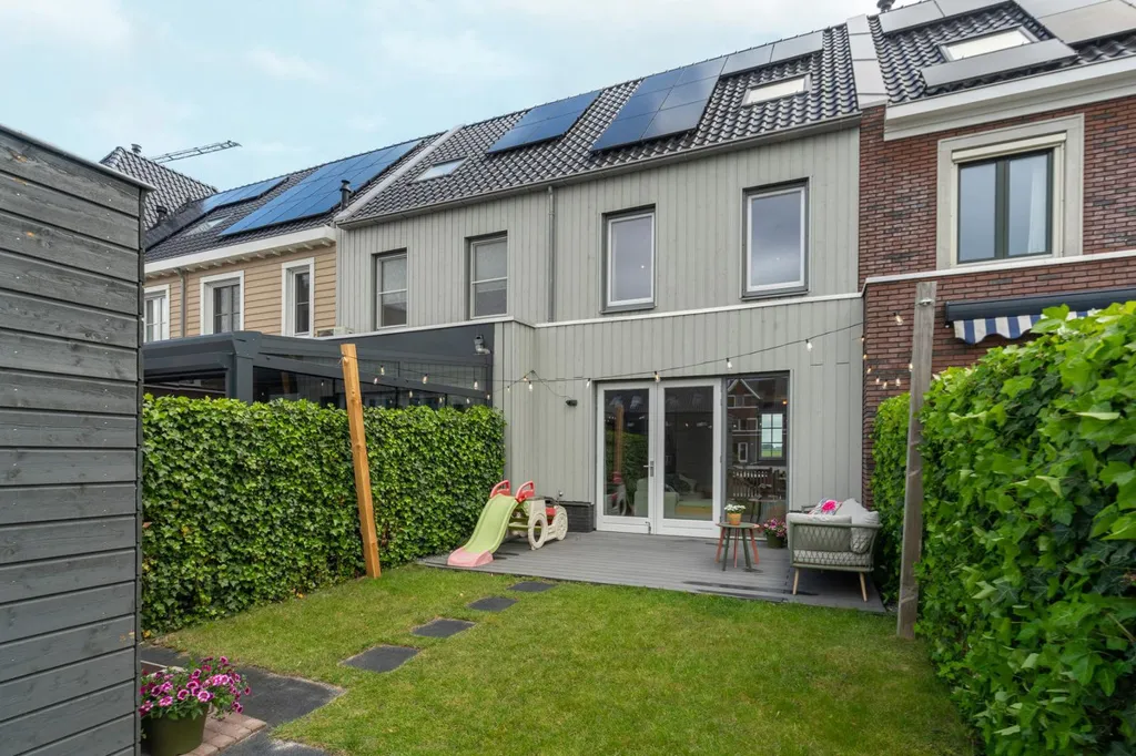 Aed - Modern Terraced House with Waterfront in Zeewolde