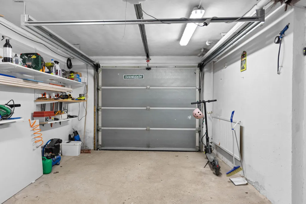 Garage - Corner Villa with Water View in Alfta