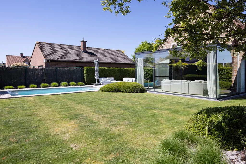 Piscine - Maison Rénovée avec Piscine à Sint-Eloois-Winkel