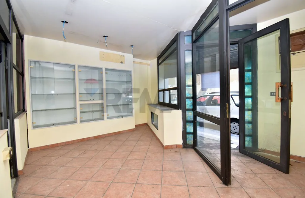 Entrée - Commercial Space with Garden in Giarre