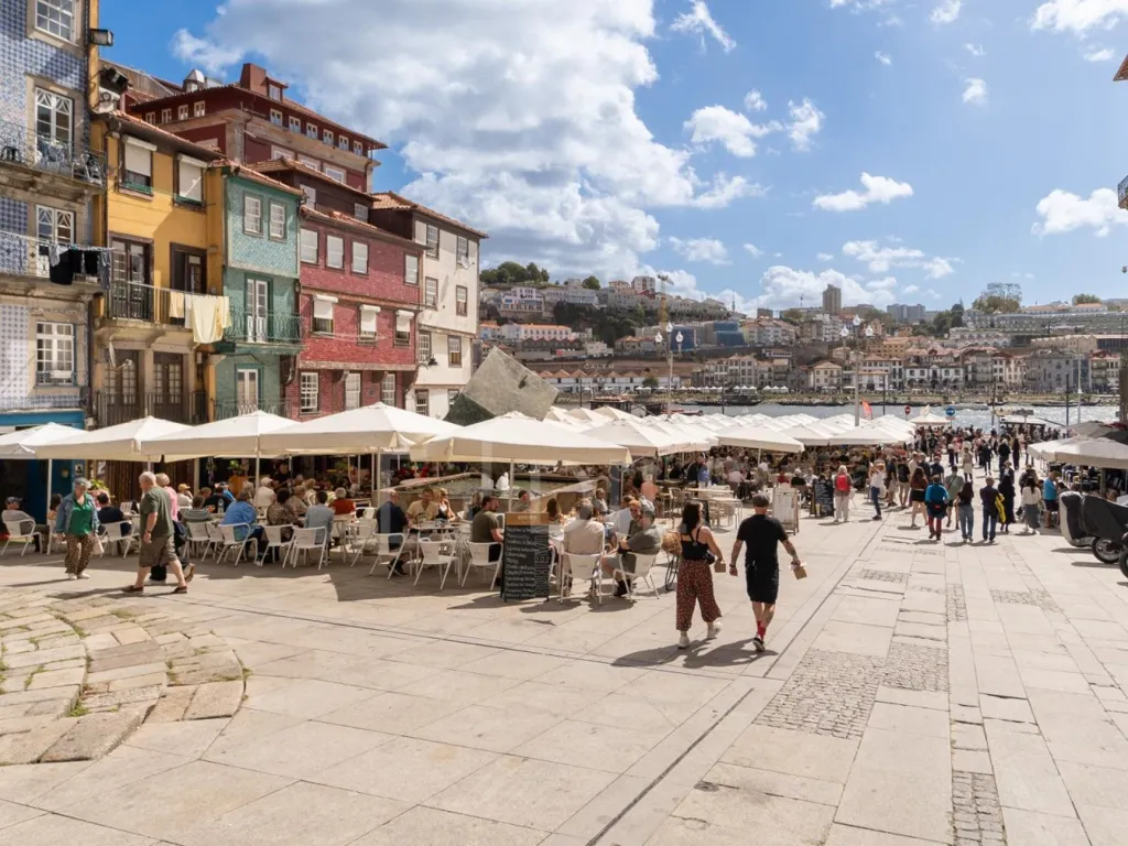 T2 Apartment with Balcony in Porto